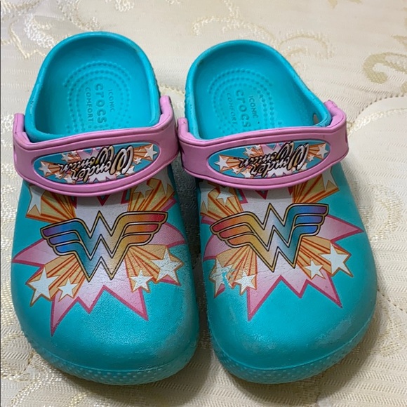 wonder woman crocs
